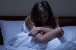 Vista de una mujer despierta que sufre de depresión